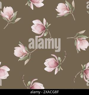 Hellrosa Magnolienblüten mit Blättern. Nahtloses Blumenmuster in Aquarellfarben auf braunem Hintergrund. Frühlingsblüte für Blumengewebe, Kosmetikverpackung, Stockfoto