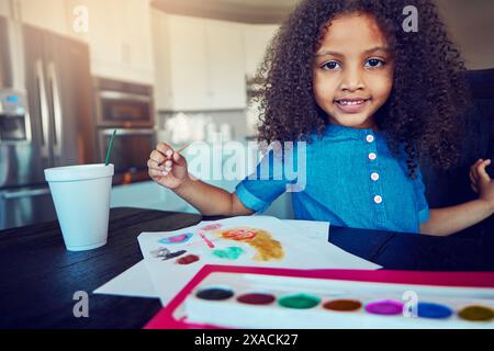 Kind, Mädchen und Porträt mit Malerei für Hausaufgaben zu Hause für Bildung, Lernen und Lächeln und Spaß. Gen z, Schularbeit und Happy for Child Stockfoto