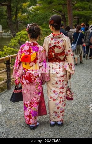 Traditionell gekleidete Frauen im Kinkaku-Ji Goldenen Pavillon Buddhistischen Tempel, UNESCO-Weltkulturerbe, Kyoto, Honshu, Japan, Asien Copyright: Micha Stockfoto