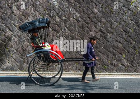 Japanische Rikscha vor dem Dogo Onsen Old Spa, Matsuyama, Shikoku, Japan, Asien Copyright: MichaelxRunkel 1184-11685 nur redaktionelle Verwendung Stockfoto