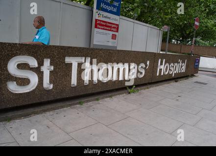 London, Großbritannien. Juni 2024. St. Thomas' Hospital in London. Die Untersuchungen werden fortgesetzt, nachdem große Krankenhäuser in London Anfang dieser Woche von einem Cyberangriff auf den Pathologiepartner Synnovis getroffen wurden. King's College Hospital, Guy's und St Thomas', das Royal Brompton und das Evelina London Children's Hospital wurden am Montag von einem Ransomware-Cyberangriff auf Pathologiepartner Synnovis getroffen. Ein kritischer Vorfall wurde erklärt, wobei einige Verfahren und Operationen abgebrochen oder in andere Krankenhäuser verlegt wurden. Insbesondere Bluttransfusionen wurden beeinflusst. Den Berichten zufolge werden die Krankenhäuser nun wieder auf Papier r Stockfoto