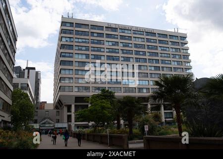 London, Großbritannien. Juni 2024. St. Thomas' Hospital in London. Die Untersuchungen werden fortgesetzt, nachdem große Krankenhäuser in London Anfang dieser Woche von einem Cyberangriff auf den Pathologiepartner Synnovis getroffen wurden. King's College Hospital, Guy's und St Thomas', das Royal Brompton und das Evelina London Children's Hospital wurden am Montag von einem Ransomware-Cyberangriff auf Pathologiepartner Synnovis getroffen. Ein kritischer Vorfall wurde erklärt, wobei einige Verfahren und Operationen abgebrochen oder in andere Krankenhäuser verlegt wurden. Insbesondere Bluttransfusionen wurden beeinflusst. Den Berichten zufolge werden die Krankenhäuser nun wieder auf Papier r Stockfoto