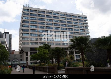 London, Großbritannien. Juni 2024. St. Thomas' Hospital in London. Die Untersuchungen werden fortgesetzt, nachdem große Krankenhäuser in London Anfang dieser Woche von einem Cyberangriff auf den Pathologiepartner Synnovis getroffen wurden. King's College Hospital, Guy's und St Thomas', das Royal Brompton und das Evelina London Children's Hospital wurden am Montag von einem Ransomware-Cyberangriff auf Pathologiepartner Synnovis getroffen. Ein kritischer Vorfall wurde erklärt, wobei einige Verfahren und Operationen abgebrochen oder in andere Krankenhäuser verlegt wurden. Insbesondere Bluttransfusionen wurden beeinflusst. Den Berichten zufolge werden die Krankenhäuser nun wieder auf Papier r Stockfoto