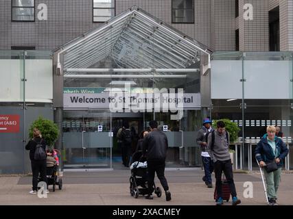 London, Großbritannien. Juni 2024. St. Thomas' Hospital in London. Die Untersuchungen werden fortgesetzt, nachdem große Krankenhäuser in London Anfang dieser Woche von einem Cyberangriff auf den Pathologiepartner Synnovis getroffen wurden. King's College Hospital, Guy's und St Thomas', das Royal Brompton und das Evelina London Children's Hospital wurden am Montag von einem Ransomware-Cyberangriff auf Pathologiepartner Synnovis getroffen. Ein kritischer Vorfall wurde erklärt, wobei einige Verfahren und Operationen abgebrochen oder in andere Krankenhäuser verlegt wurden. Insbesondere Bluttransfusionen wurden beeinflusst. Den Berichten zufolge werden die Krankenhäuser nun wieder auf Papier r Stockfoto