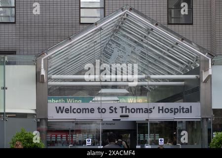 London, Großbritannien. Juni 2024. St. Thomas' Hospital in London. Die Untersuchungen werden fortgesetzt, nachdem große Krankenhäuser in London Anfang dieser Woche von einem Cyberangriff auf den Pathologiepartner Synnovis getroffen wurden. King's College Hospital, Guy's und St Thomas', das Royal Brompton und das Evelina London Children's Hospital wurden am Montag von einem Ransomware-Cyberangriff auf Pathologiepartner Synnovis getroffen. Ein kritischer Vorfall wurde erklärt, wobei einige Verfahren und Operationen abgebrochen oder in andere Krankenhäuser verlegt wurden. Insbesondere Bluttransfusionen wurden beeinflusst. Den Berichten zufolge werden die Krankenhäuser nun wieder auf Papier r Stockfoto