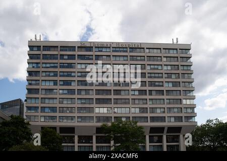 London, Großbritannien. Juni 2024. St. Thomas' Hospital in London. Die Untersuchungen werden fortgesetzt, nachdem große Krankenhäuser in London Anfang dieser Woche von einem Cyberangriff auf den Pathologiepartner Synnovis getroffen wurden. King's College Hospital, Guy's und St Thomas', das Royal Brompton und das Evelina London Children's Hospital wurden am Montag von einem Ransomware-Cyberangriff auf Pathologiepartner Synnovis getroffen. Ein kritischer Vorfall wurde erklärt, wobei einige Verfahren und Operationen abgebrochen oder in andere Krankenhäuser verlegt wurden. Insbesondere Bluttransfusionen wurden beeinflusst. Den Berichten zufolge werden die Krankenhäuser nun wieder auf Papier r Stockfoto