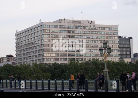 London, Großbritannien. Juni 2024. St. Thomas' Hospital in London. Die Untersuchungen werden fortgesetzt, nachdem große Krankenhäuser in London Anfang dieser Woche von einem Cyberangriff auf den Pathologiepartner Synnovis getroffen wurden. King's College Hospital, Guy's und St Thomas', das Royal Brompton und das Evelina London Children's Hospital wurden am Montag von einem Ransomware-Cyberangriff auf Pathologiepartner Synnovis getroffen. Ein kritischer Vorfall wurde erklärt, wobei einige Verfahren und Operationen abgebrochen oder in andere Krankenhäuser verlegt wurden. Insbesondere Bluttransfusionen wurden beeinflusst. Den Berichten zufolge werden die Krankenhäuser nun wieder auf Papier r Stockfoto