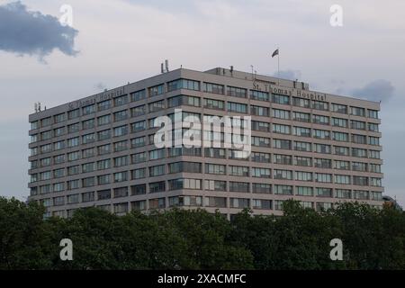 London, Großbritannien. Juni 2024. St. Thomas' Hospital in London. Die Untersuchungen werden fortgesetzt, nachdem große Krankenhäuser in London Anfang dieser Woche von einem Cyberangriff auf den Pathologiepartner Synnovis getroffen wurden. King's College Hospital, Guy's und St Thomas', das Royal Brompton und das Evelina London Children's Hospital wurden am Montag von einem Ransomware-Cyberangriff auf Pathologiepartner Synnovis getroffen. Ein kritischer Vorfall wurde erklärt, wobei einige Verfahren und Operationen abgebrochen oder in andere Krankenhäuser verlegt wurden. Insbesondere Bluttransfusionen wurden beeinflusst. Den Berichten zufolge werden die Krankenhäuser nun wieder auf Papier r Stockfoto