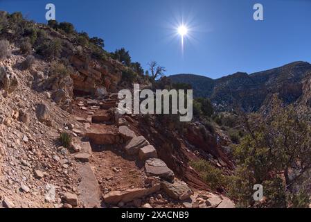 Der sehr felsige Pfad des ungepflegten Hermit Canyon Trail am Grand Canyon im Winter mit dem Waldron Canyon auf der linken Seite, dem Grand Canyon Stockfoto