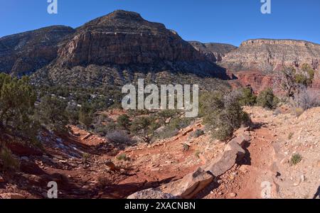 Der sehr felsige Pfad des ungepflegten Hermit Canyon Trail im Grand Canyonin Winter mit Waldron Canyon auf der linken Seite, Grand Canyon, Stockfoto