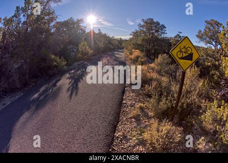 Der asphaltierte Greenway Trail westlich von Monument Creek Vista mit einem Schild, das Radfahrer vor einer steilen Steigung warnt, Grand Canyon, Arizona, USA Stockfoto