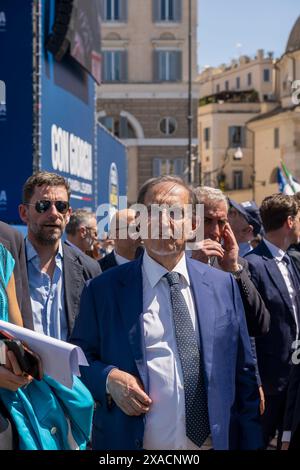 Italienische Tagespolitik 2024 - der Präsident des italienischen Senats Ignazio Maria Benito La Russa nimmt an einem politischen Treffen Teil, das Giorgia Meloni, italienische Premierministerin und Vorsitzende der politischen Partei Fratelli d'Italia - Brüder Italiens, für den letzten Wahlkampf des Europäischen Parlaments 2024 auf der Piazza del Popolo, Rom, Italien, Europa, Europäische Union, EU Stockfoto