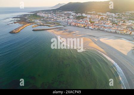 Aus der Vogelperspektive von der Drohne auf den leeren Strand bei Sonnenaufgang. Vila Praia de Ancora, Portugal Stockfoto