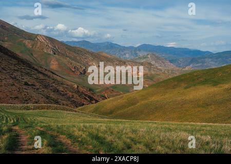 Wandern in Vayots Dzor, bekannt für seine roten Berge, Armenien Hayastan, Kaukasus, Zentralasien, Asien Copyright: LucaxAbbate 1351-337 Stockfoto