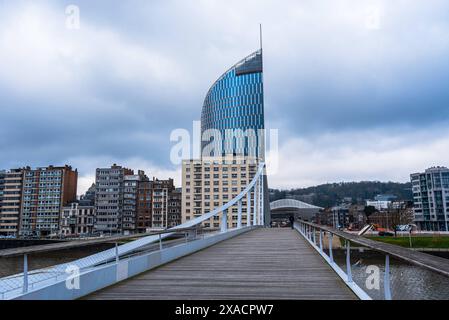 Blick über die Brücke Passerelle La Belle Liegeoise, Blick auf La Tour des finances de Lüttich Tour Paradis, Lüttich, Beligum, Europa Copyright: CasparxSc Stockfoto