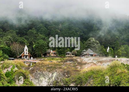 Gotteshäuser von fünf großen Religionen in Bukit Kasih, einem vulkanischen Touristenpark mit einem Weltfriedensturm, Bukit Kasih, Minahasa, Nord-Sulawesi, Stockfoto