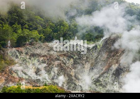 Dampfendes Fumarole-Feld in Bukit Kasih, einem Touristenpark mit einem Weltfriedensturm und Gotteshäusern von fünf großen Religionen, Bukit Kasih, Minaha Stockfoto