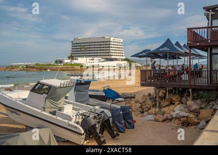 Blick auf Hotel und Strandbar am Central Beach in Plettenberg Bay, Plettenberg, Garden Route, Western Cape Province, Südafrika, Afrika Copyright: Fra Stockfoto