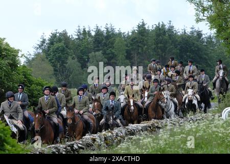 Hawick, Großbritannien. Juni 2024. Riders After the Cornet Ryan Nichol, Hawick Common Riding Cornet 2024 Hawick Common Riding ist das erste der jährlichen Grenzveranstaltungen, es feiert die Gefangennahme einer englischen Flagge von einer Raidparty im Jahr 1514 durch die Jugend von Hawick in Hornshole und den alten Brauch, auf den Märschen oder Grenzen des gemeinsamen Landes zu reiten. Quelle: Rob Gray/Alamy Live News Stockfoto