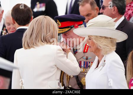 König Karl III. Begrüßt Brigitte, die Frau des französischen Präsidenten Emmanuel Macron, im Vorfeld der britischen Gedenkveranstaltung zum 80. Jahrestag des D-Day, die am britischen Denkmal der Normandie in Ver-sur-Mer, Frankreich, abgehalten wird. Bilddatum: Donnerstag, 6. Juni 2024. Stockfoto