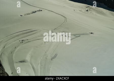 Ein schneebedeckter Berg mit ein paar Spuren im Schnee. Die Spuren haben die Form eines Buchstaben A Stockfoto