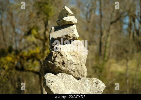 Ein Stapel Steine ist übereinander gestapelt. Die Felsen sind grau und rau und pyramidenförmig angeordnet. Die Szene ist friedlich und ruhig Stockfoto