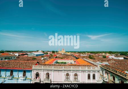 Wunderschöner Panoramablick auf die Kathedrale von Granada von der Kirche La Merced. Blick auf die Landschaft der Stadt Granada vom Aussichtspunkt La Merced Stockfoto