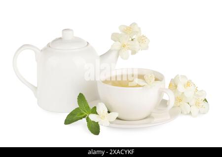 Aromatischer Kräutertee mit Minz- und Jasminblüten isoliert auf weiß Stockfoto