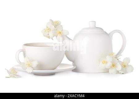 Aromatischer Kräutertee mit Jasminblüten isoliert auf weiß Stockfoto