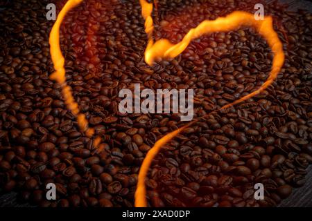 Feuriges Herz über Kaffeebohnen. Hochwertige Fotos Stockfoto