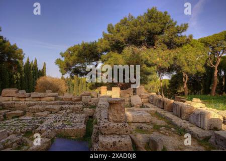 HDR-Foto, Überreste des Tempels Athena Polias, antike Ruinen aus Stein, umgeben von Bäumen, tagsüber unter blauem Himmel, Filerimos, Hügel nicht weit entfernt Stockfoto