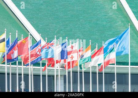 Viele Flaggen vor dem Konferenzzentrum der Vereinten Nationen in Bangkok, Thailand Stockfoto