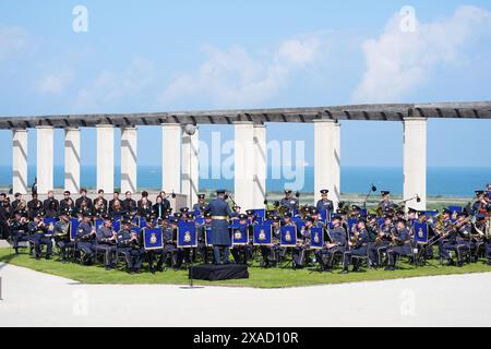 Eine Band des Royal Air Force Regiments spielt während der britischen Gedenkveranstaltung zum 80. Jahrestag des D-Day im British Normandie Memorial in Ver-sur-Mer, Frankreich. Bilddatum: Donnerstag, 6. Juni 2024. Stockfoto