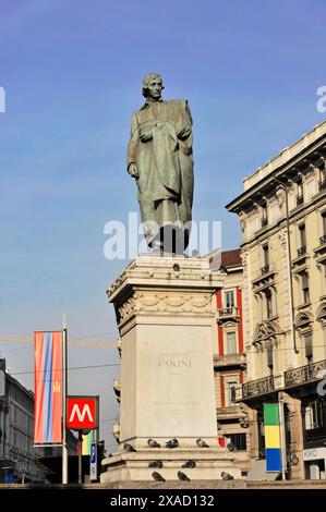 Mailand, Lombardei, Italien, Europa, große Statue von Giuseppe Parini auf einem Sockel in städtischer Umgebung Stockfoto