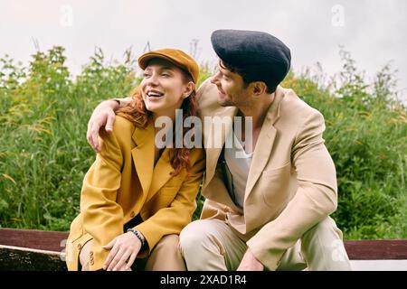 Ein Mann und eine Frau sitzen friedlich auf einer Bank in einem grünen Park und genießen ein romantisches Date in einer natürlichen Umgebung. Stockfoto