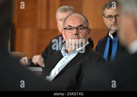 Prag, Tschechische Republik. Juni 2024. Der ehemalige Vorsitzende des Fußballverbandes der Tschechischen Republik (FACR) Miroslav Pelta vor dem Berufungsgericht, das am 6. Juni 2024 in Prag, Tschechische Republik, ein Urteil über manipulierte Sportzuschüsse des Bildungsministeriums Fällen soll. Nach der Entscheidung des erstinstanzlichen Gerichts soll Pelta sechs Jahre Haft verbüßen. Quelle: Michaela Rihova/CTK Photo/Alamy Live News Stockfoto