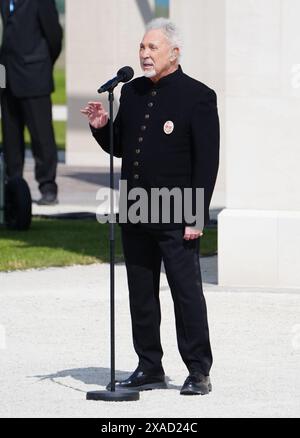 Sir Tom Jones tritt während der britischen Gedenkveranstaltung zum 80. Jahrestag des D-Day auf, die am britischen Normandie Memorial in Ver-sur-Mer, Frankreich, stattfindet. Bilddatum: Donnerstag, 6. Juni 2024. Stockfoto