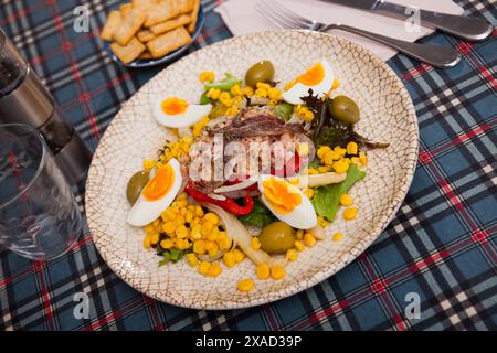 Katalanisches Essen. Xatonada, typischer Salat aus der spanischen Region Katalonien Stockfoto