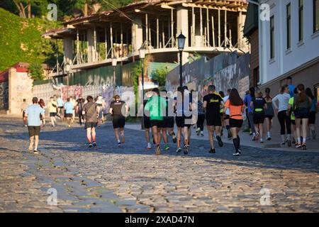 Die Gemeinde läuft früh am Morgen auf der steilen Straße auf. Kiew - 1. Juni 2024 Stockfoto