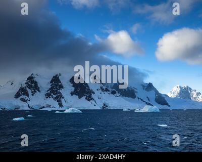 Eisberge vor Graham Land in der Nähe des Lemaire-Kanals, Antarktis Stockfoto