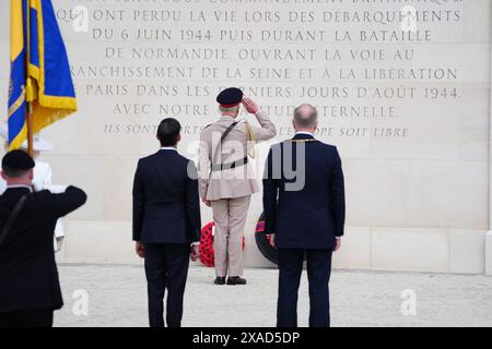 König Karl III. Legt einen Kranz während der britischen Gedenkveranstaltung zum 80. Jahrestag des D-Day, die im britischen Normandie Memorial in Ver-sur-Mer, Frankreich, abgehalten wird. Bilddatum: Donnerstag, 6. Juni 2024. Stockfoto