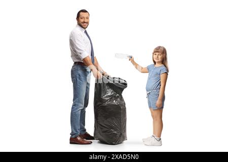 Ein Mädchen wirft eine Flasche in einen Plastikbeutel, der von einem Mann auf weißem Hintergrund gehalten wird Stockfoto