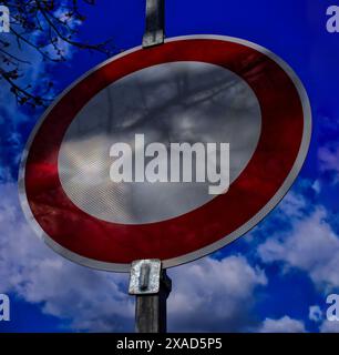 Straßenschild 250 (Deutschland) mit Sonnenlicht gegen einen blauen Himmel mit einigen weißen Wolken: Keine Fahrzeuge jeglicher Art erlaubt. Transport verboten. Stockfoto