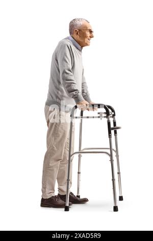 Profilaufnahme eines älteren Mannes, der mit einem Geher auf weißem Hintergrund steht Stockfoto