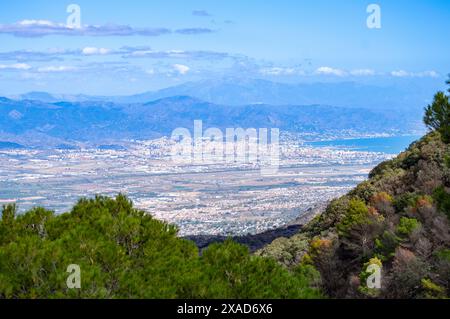 Panoramablick auf das Mittelmeer und die umliegenden Städte vom Gipfel Mijas, Andalusien, Malaga, Spanien Stockfoto