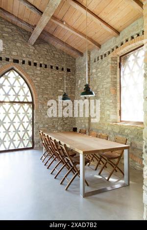 Wohnzimmer in rustikalem Loft auf den Hügeln Stockfoto