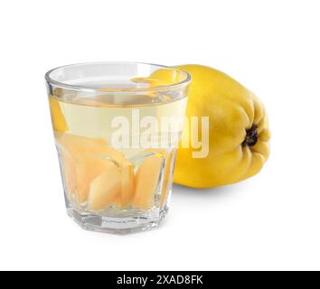 Köstliches Quittengetränk im Glas und frisches Obst isoliert auf weiß Stockfoto