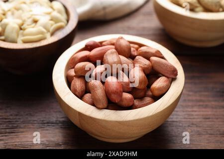 Frische Erdnüsse in einer Schüssel auf Holztisch Stockfoto