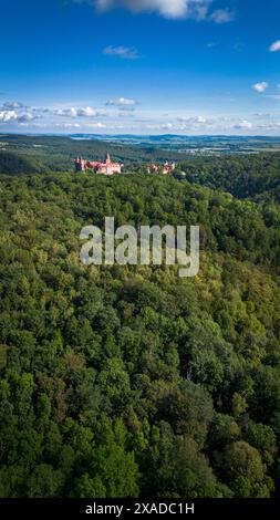 Wałbrzych, polen - 6. Juni 2024: Ein breites Luftbild mit der Burg Ksiaz, eingebettet in einen üppigen Wald. Schloss Ksiaz ist eine Burg in Walbrzych Stockfoto