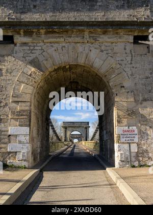 Arles, Frankreich - 12. März 2023: Hängebrücke Pont de Fourques an einem sonnigen Tag im Frühling Stockfoto